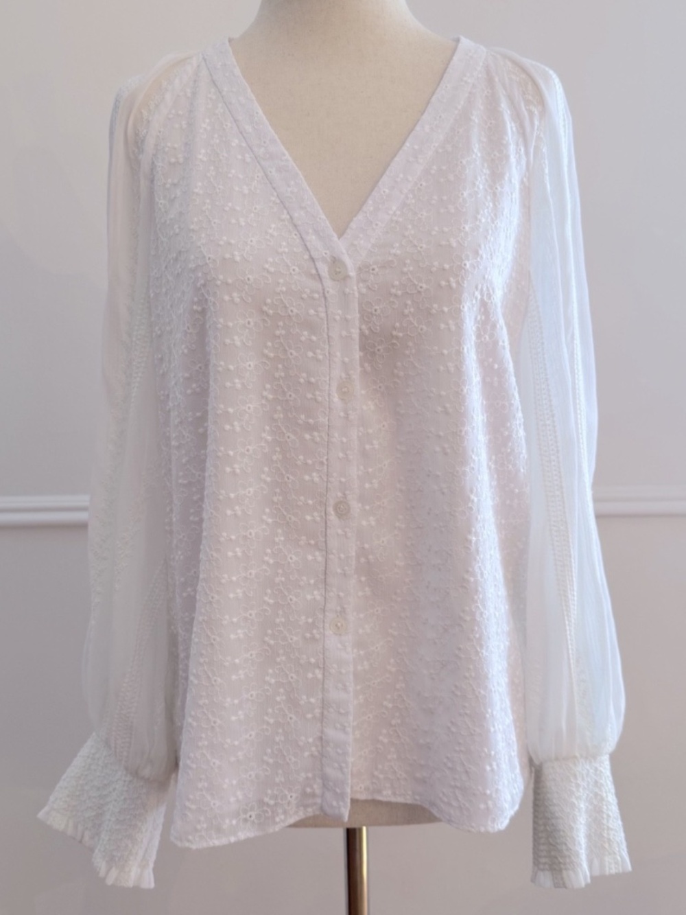 Alice + Olivia Lang Embroidered Blouse White Eyelet Smocked Cuff Sz L
